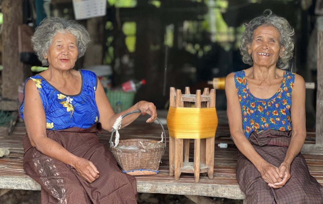 Les sœurs Poey et Pen Boonmak présentent leur modèle d'agriculteur intelligent face au climat pour la culture de la soie de mûrier dans la province de Surin, en Thaïlande.